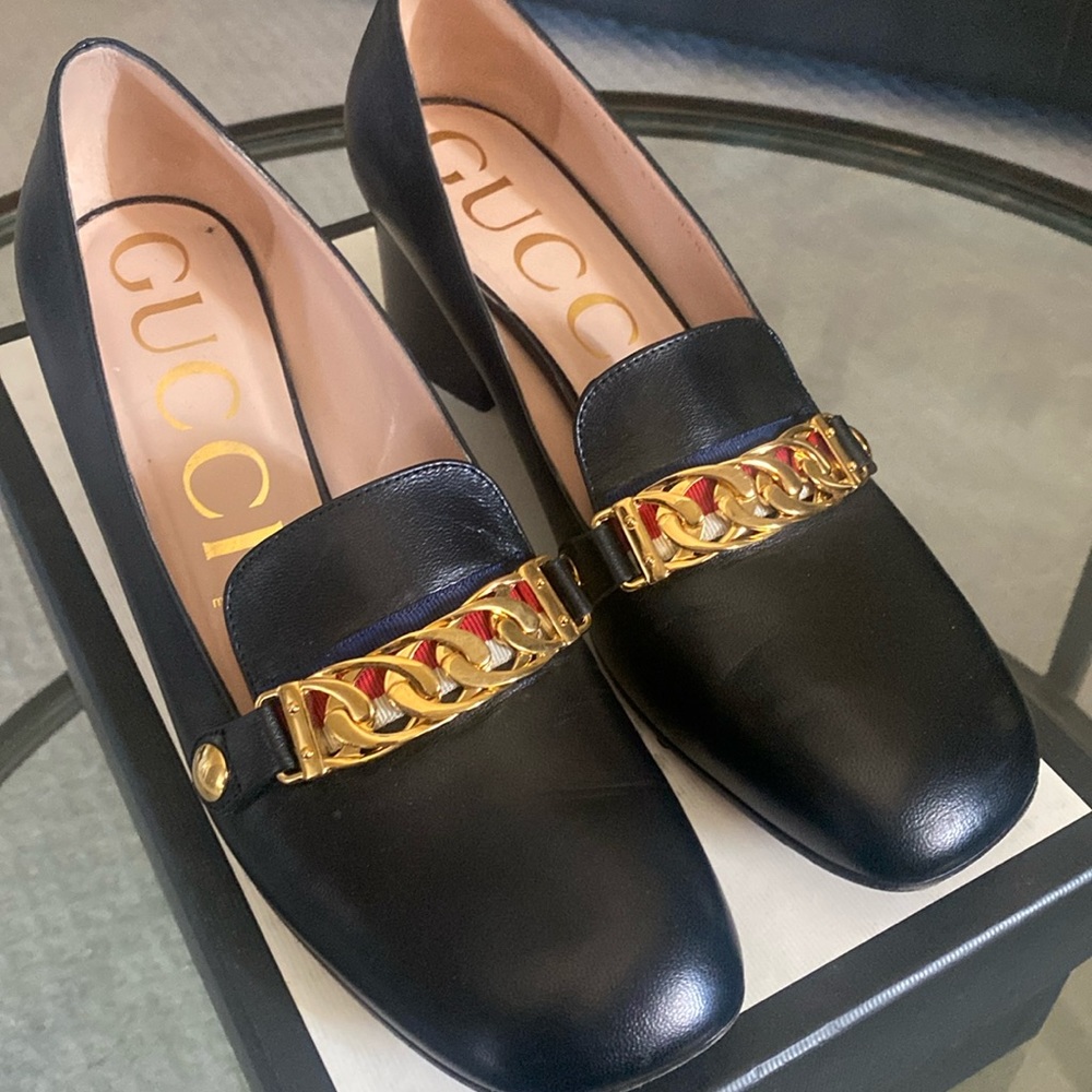 Gucci Sylvie 55 Black Leather Web Chain Toe Strap Pump 39.5 Size 9